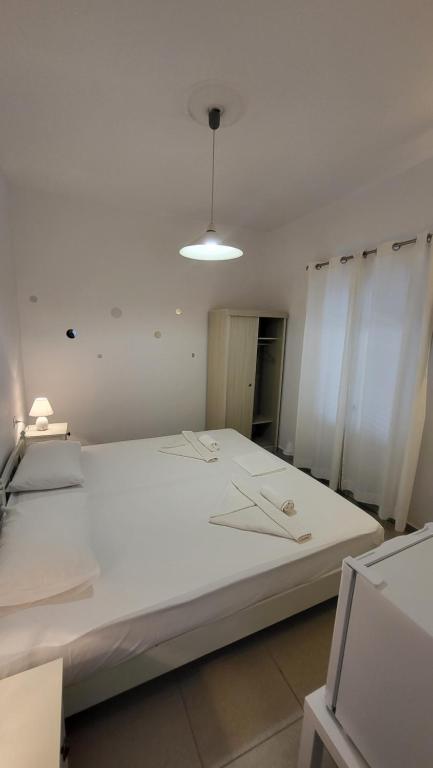 Łóżko lub łóżka w pokoju w obiekcie Meltemi Antiparos