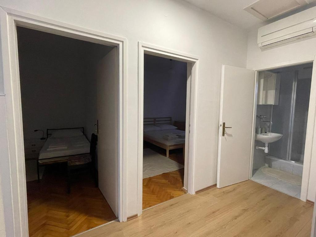 Habitación con baño con lavabo y espejo. en Holiday house Fila en Turanj