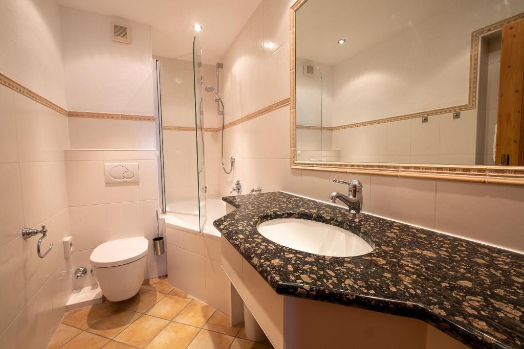 Koupelna v ubytování SL Hotel