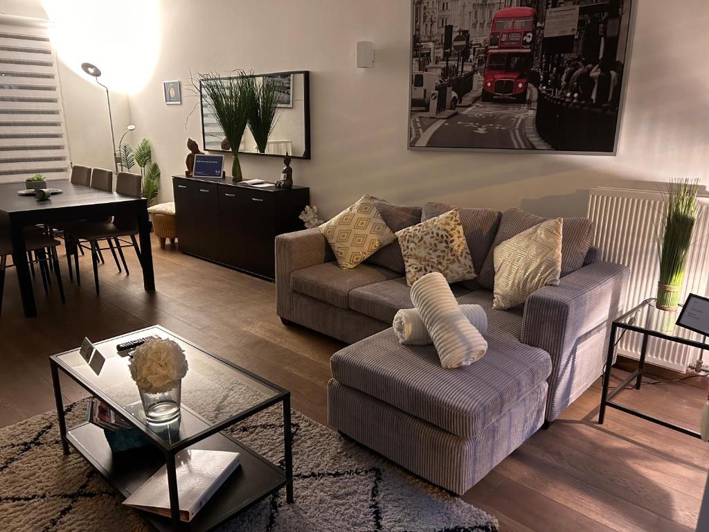 un soggiorno con un divano e un tavolo di BnB Antwerp Centrum ad Anversa