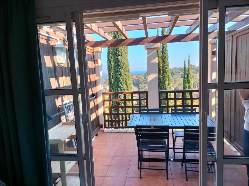 a patio with a table and chairs on a balcony at Studio 4P Vue Mer Calme Cap Esterel in Saint-Raphaël