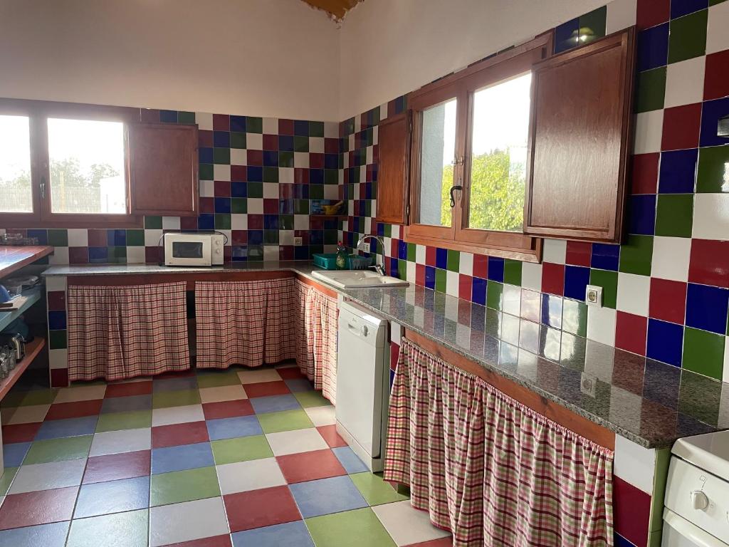 Kuchyňa alebo kuchynka v ubytovaní Allotjament rural Illa de Mar