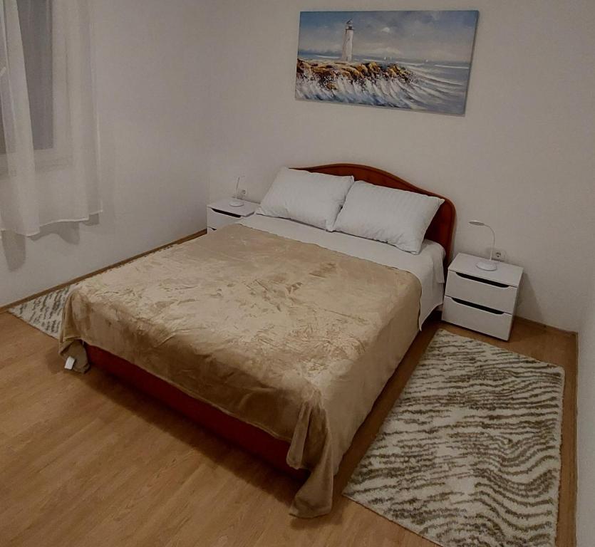 une petite chambre avec un lit et un tapis dans l'établissement Apartman B&Đ Split, à Split