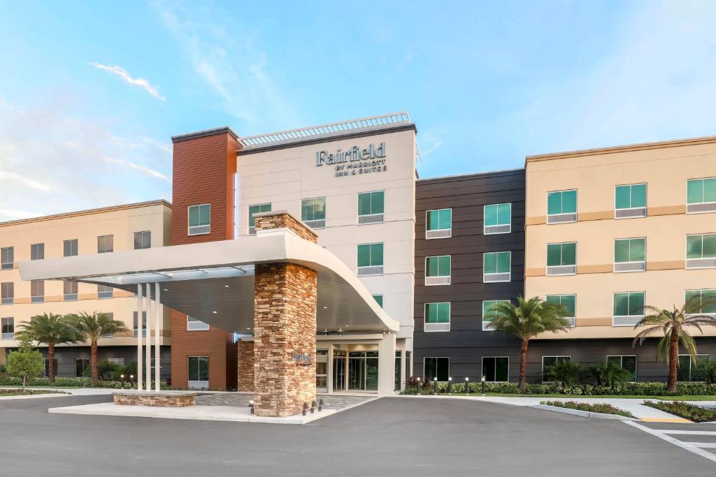 eine Darstellung eines Krankenhausgebäudes in der Unterkunft Fairfield by Marriott Inn & Suites Cape Coral North Fort Myers in Cape Coral