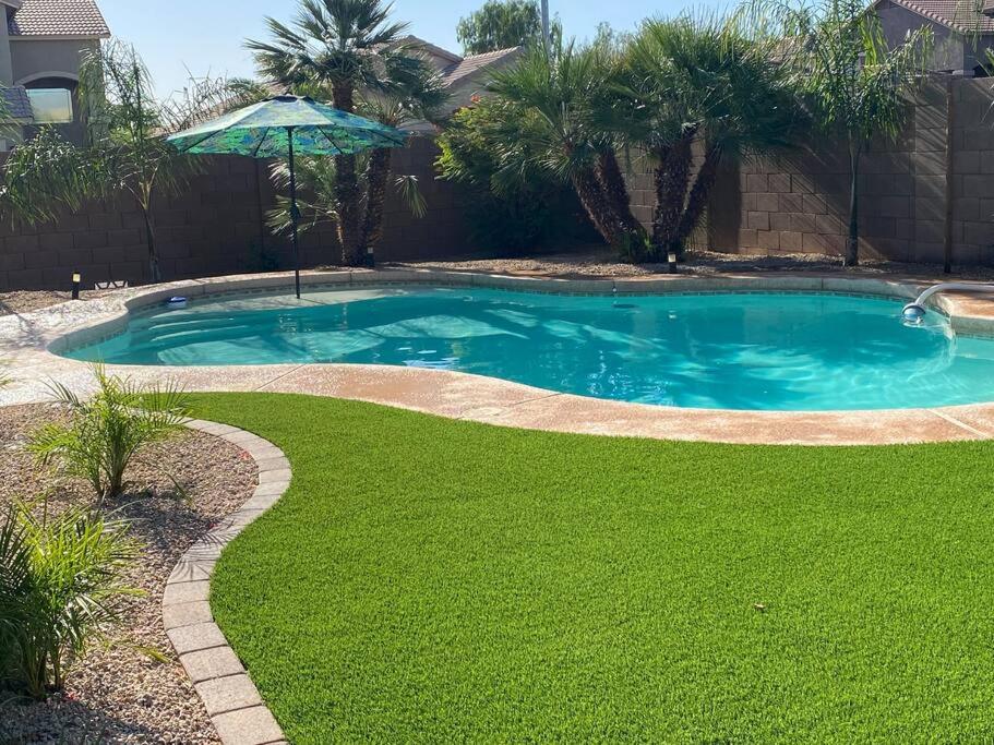 索普萊斯的住宿－AZ Sun Palm Retreat w/optional Private Heated Pool，庭院内带遮阳伞的小型游泳池