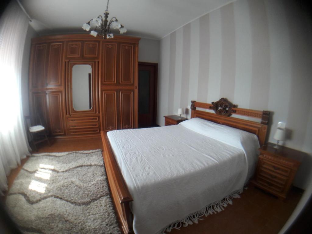 - une chambre avec un grand lit et un miroir dans l'établissement Affittacamere B&B Caorso, à Caorso