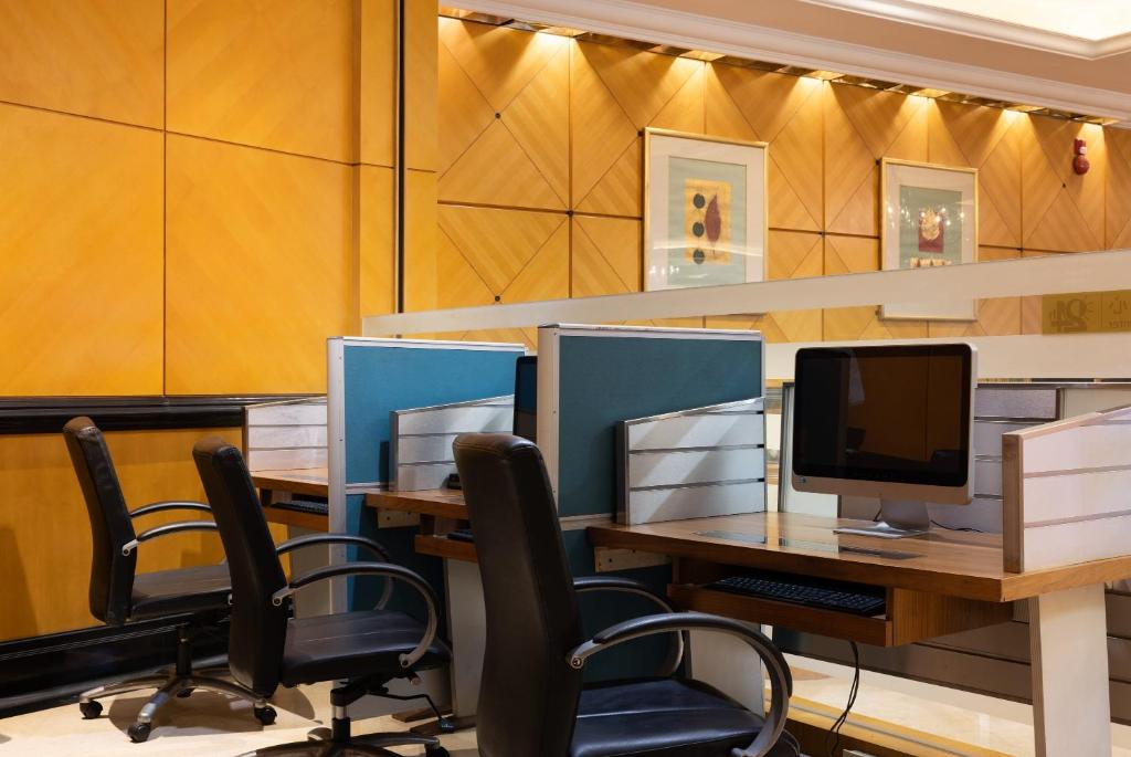 Μια τηλεόραση ή/και κέντρο ψυχαγωγίας στο Crowne Plaza Hotel & Suites Landmark Shenzhen by IHG - Nearby Luohu Border, Indoor heated swimming pool, Complimentary Welcome Drink