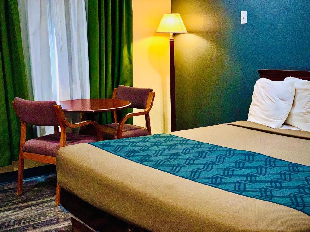 Postel nebo postele na pokoji v ubytování Rodeway Inn Winslow I-40
