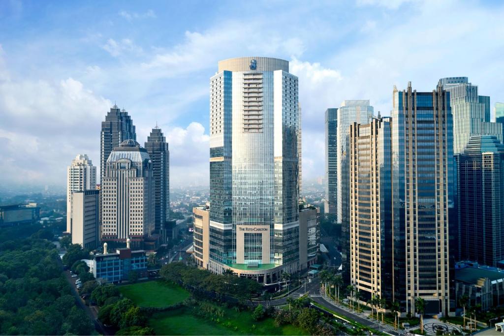 uma vista aérea de uma cidade com edifícios altos em The Ritz-Carlton Jakarta, Pacific Place em Jacarta