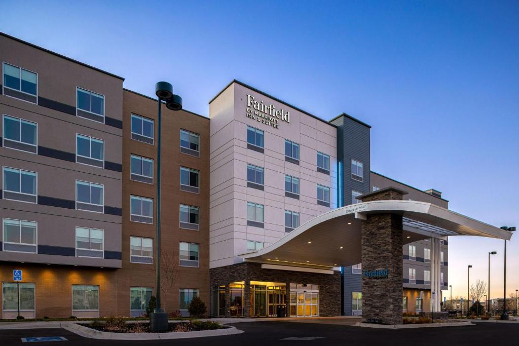 ein Hotel mit einem Gebäude in der Unterkunft Fairfield by Marriott Inn & Suites Denver Airport at Gateway Park in Denver