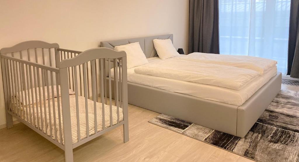 1 dormitorio con 1 cama y 1 cuna en Tran Chien Apartment with free private parking, en Praga
