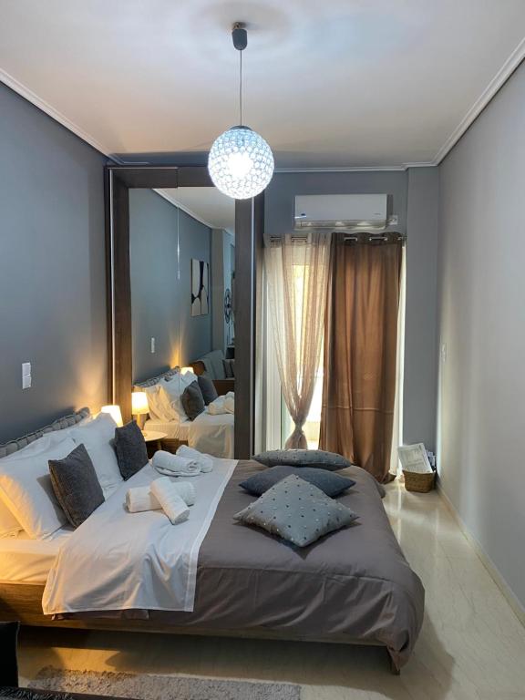 ein Schlafzimmer mit einem großen Bett und einem großen Spiegel in der Unterkunft on the square studio in Kalamata