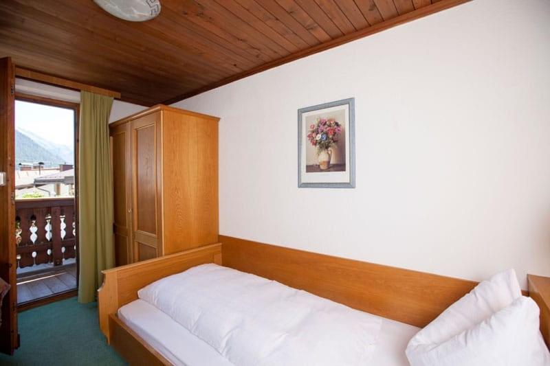 - une chambre avec un lit blanc et une fenêtre dans l'établissement Pension Katharina, à Seeboden