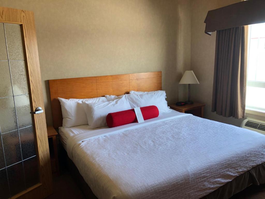 Postel nebo postele na pokoji v ubytování Ramada by Wyndham Ponoka
