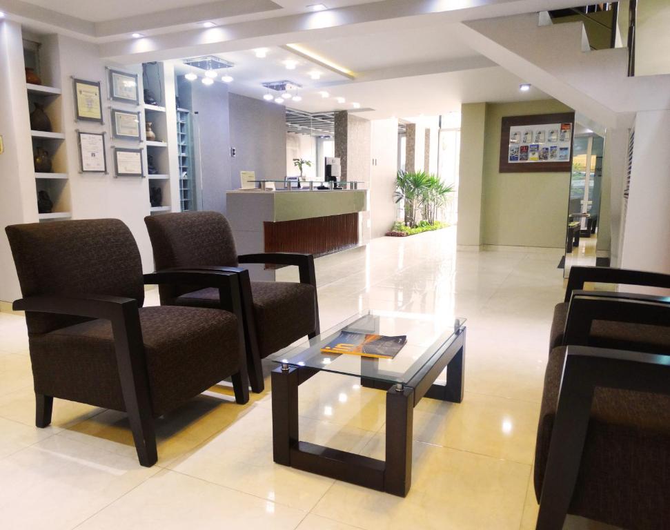 a waiting room with chairs and a coffee table at Hotel Gran Sipan in Chiclayo