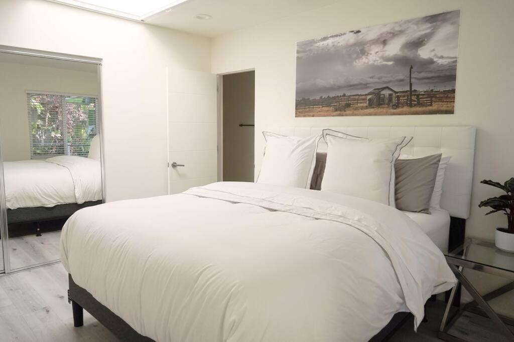 Postelja oz. postelje v sobi nastanitve Amazing Views Modern Luxury 4 Bedroom