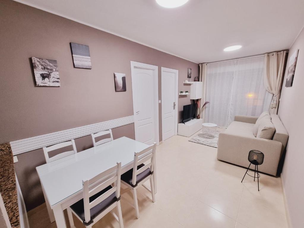 sala de estar con mesa blanca y sofá en Luxury Evita Apartments in Torrevieja en Torrevieja