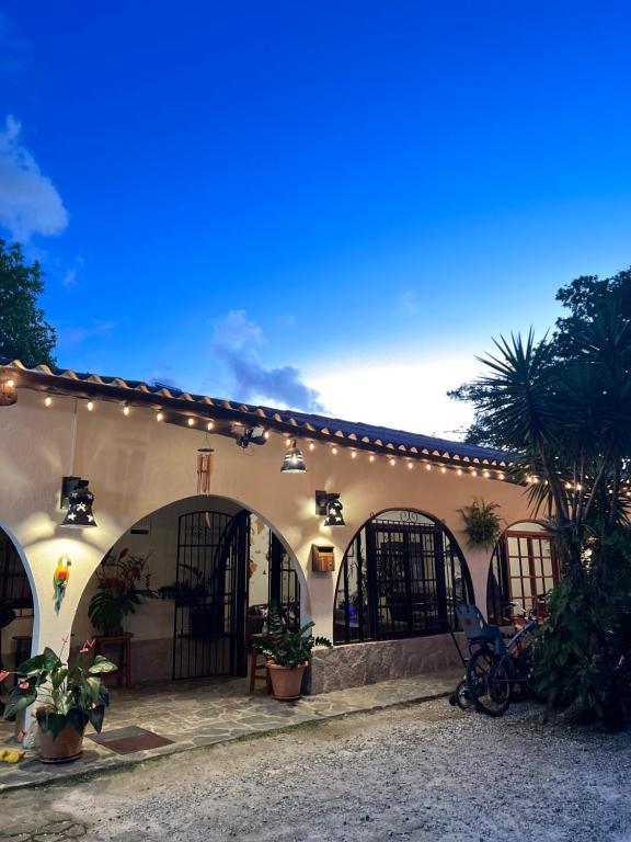 un bâtiment avec des arches et des lumières sur lui dans l'établissement Casa Grimaldo, à El Valle de Antón