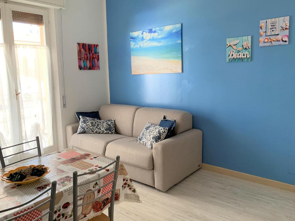 un soggiorno con un divano e un tavolo di Appartamento Aria di Mare a San Benedetto del Tronto