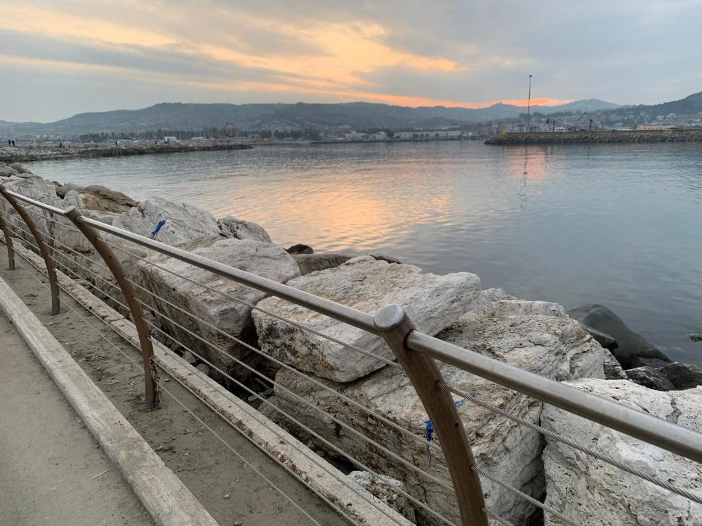 una recinzione accanto a un corpo idrico di Appartamento Aria di Mare a San Benedetto del Tronto