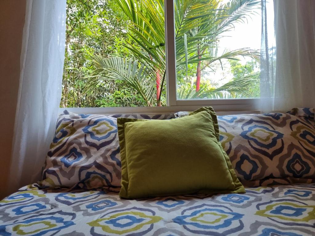 Postel nebo postele na pokoji v ubytování OLP Treehouse Cerro Azul