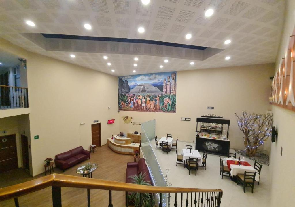 ein Wohnzimmer mit einem großen Gemälde an der Wand in der Unterkunft HOTEL PLAZA PACHUCA in Zapotlán de Juárez