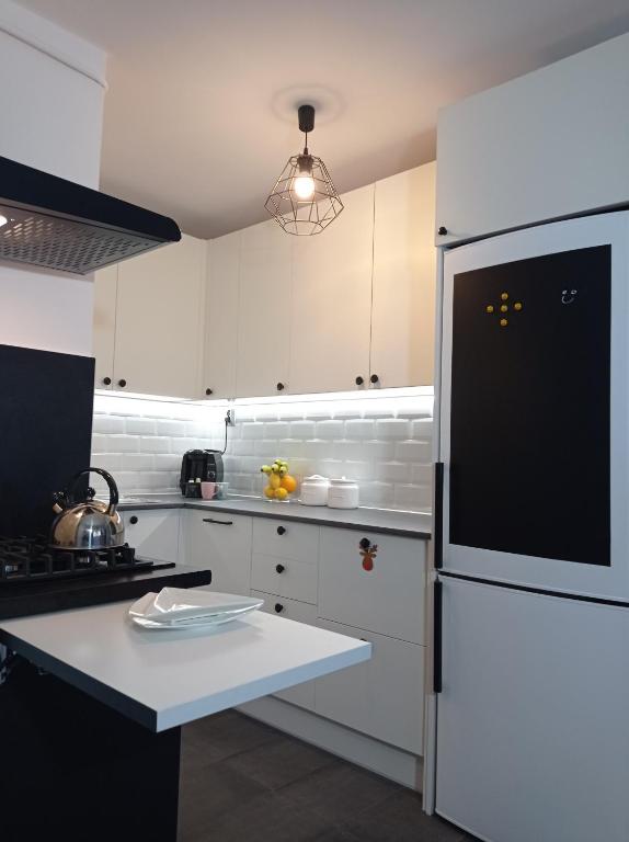 Kuchyňa alebo kuchynka v ubytovaní Apartament Rodzinny Domino - plaża Jelitkowo - Ergo Arena - AZW Gdańsk