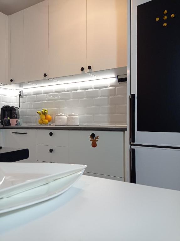 Kuchyňa alebo kuchynka v ubytovaní Apartament Rodzinny Domino - plaża Jelitkowo - Ergo Arena - AZW Gdańsk
