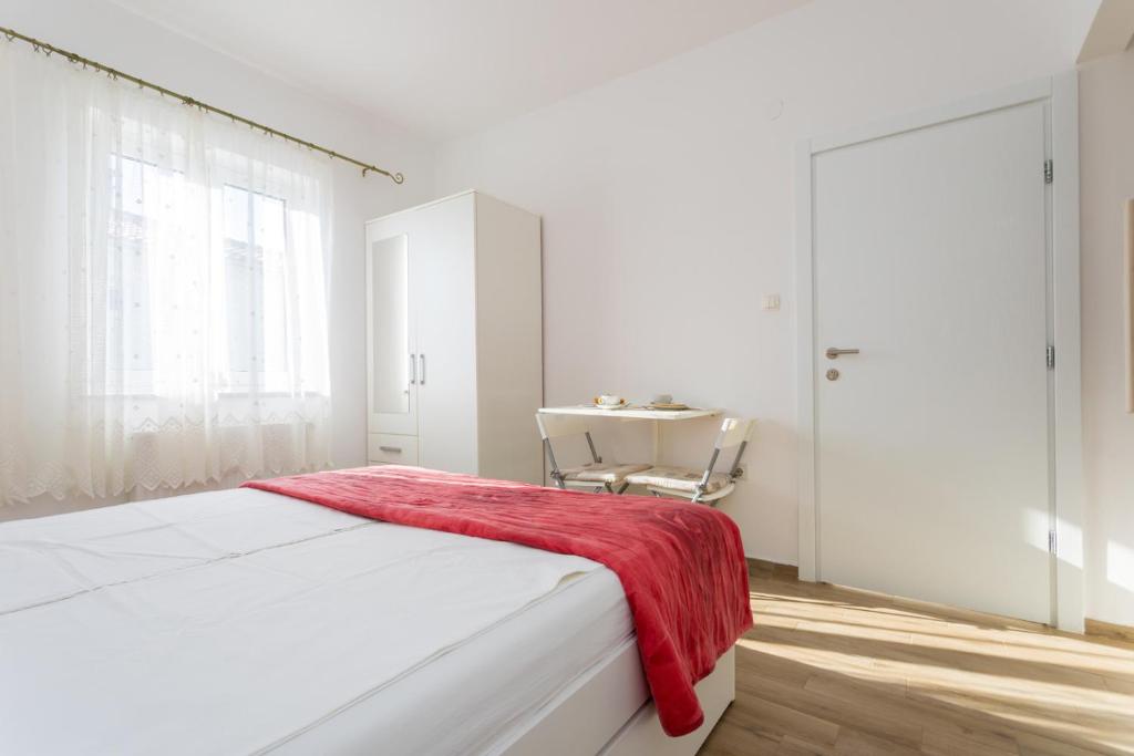 Postel nebo postele na pokoji v ubytování Apartments and Rooms Kod Keti