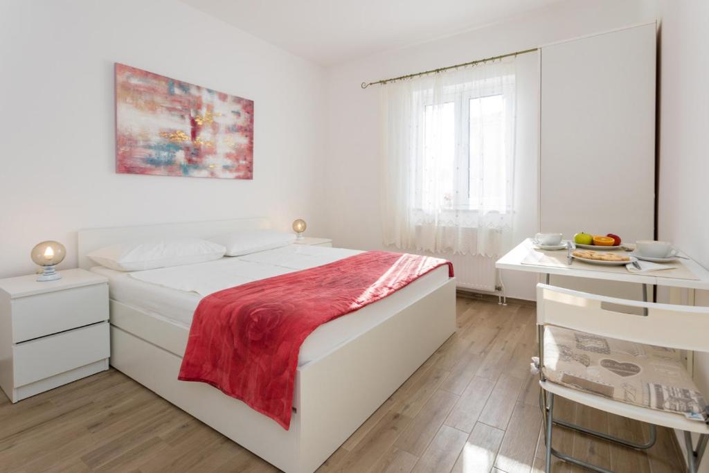 Postel nebo postele na pokoji v ubytování Apartments and Rooms Kod Keti