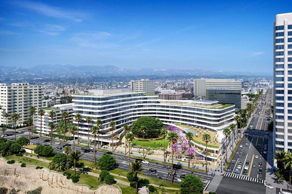 uma vista aérea de uma cidade com um grande edifício em 5 Heart of Santa Monica apartment em Los Angeles