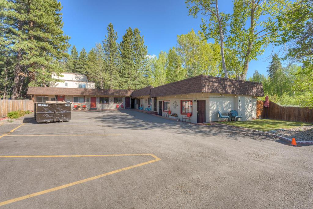 un estacionamiento frente a un edificio en Pine Tree Place, en South Lake Tahoe