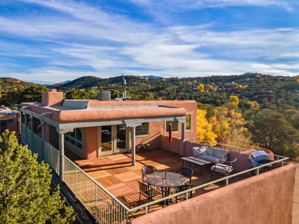une maison dotée d'une terrasse avec une table et des chaises dans l'établissement Topaz Mountain, à Santa Fe