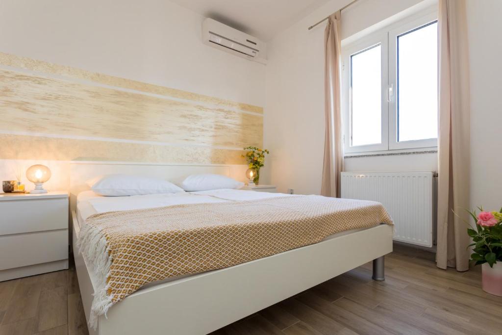 Postel nebo postele na pokoji v ubytování Apartments and Rooms Kod Keti
