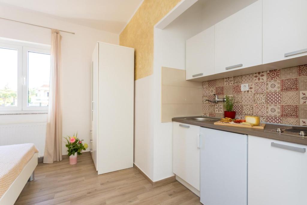 Kuchyň nebo kuchyňský kout v ubytování Apartments and Rooms Kod Keti