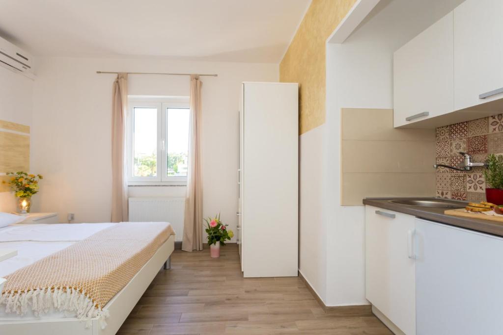 Postel nebo postele na pokoji v ubytování Apartments and Rooms Kod Keti