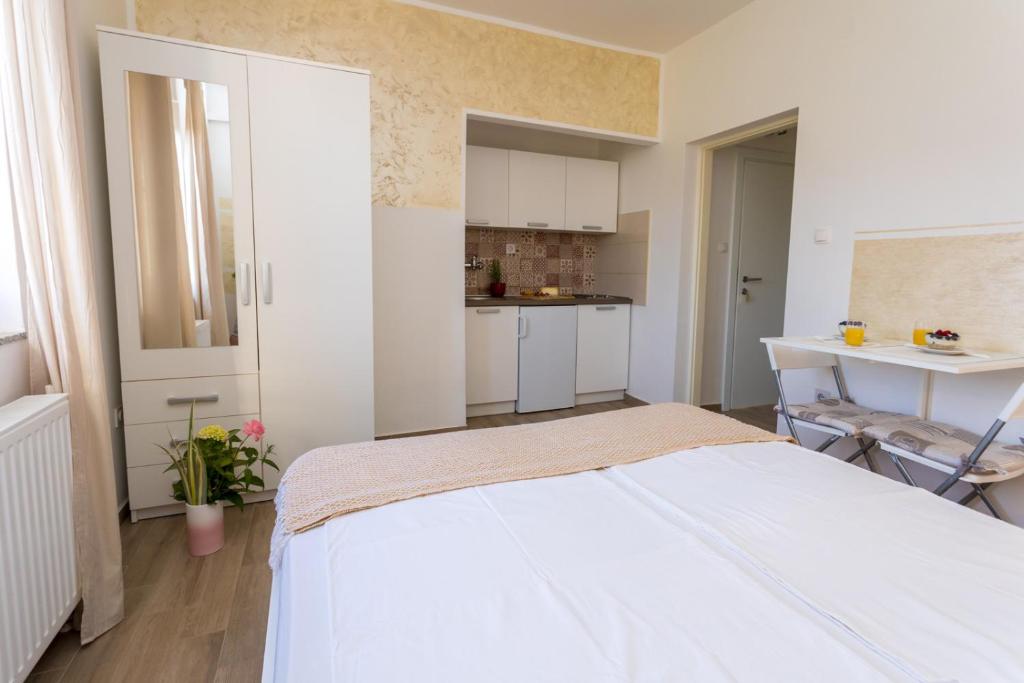 Postel nebo postele na pokoji v ubytování Apartments and Rooms Kod Keti