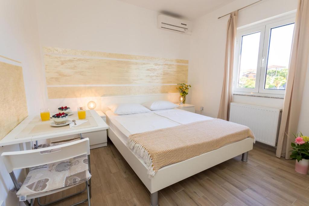 Postel nebo postele na pokoji v ubytování Apartments and Rooms Kod Keti