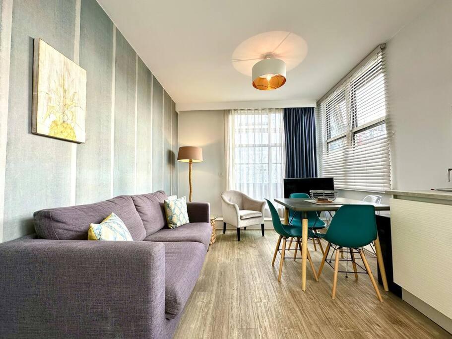 Et sittehjørne på Stylish 2 Bedroom Apartment - Free Parking & WiFi - 1 Minute walk to Poole Quay - Great Location - Free Parking - Fast WiFi - Smart TV - Newly decorated - sleeps up to 4! Close to Poole & Bournemouth & Sandbanks