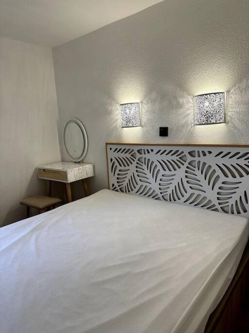 Una cama o camas en una habitaci&oacute;n de Parcs de Grimaud appartement 4 personnes vue mer