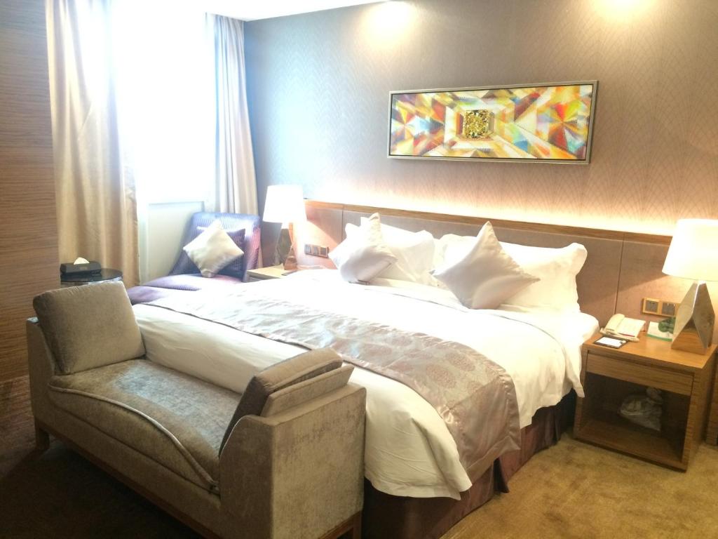 Postel nebo postele na pokoji v ubytování Shenzhen Baoan PLUS Gems Cube Hotel