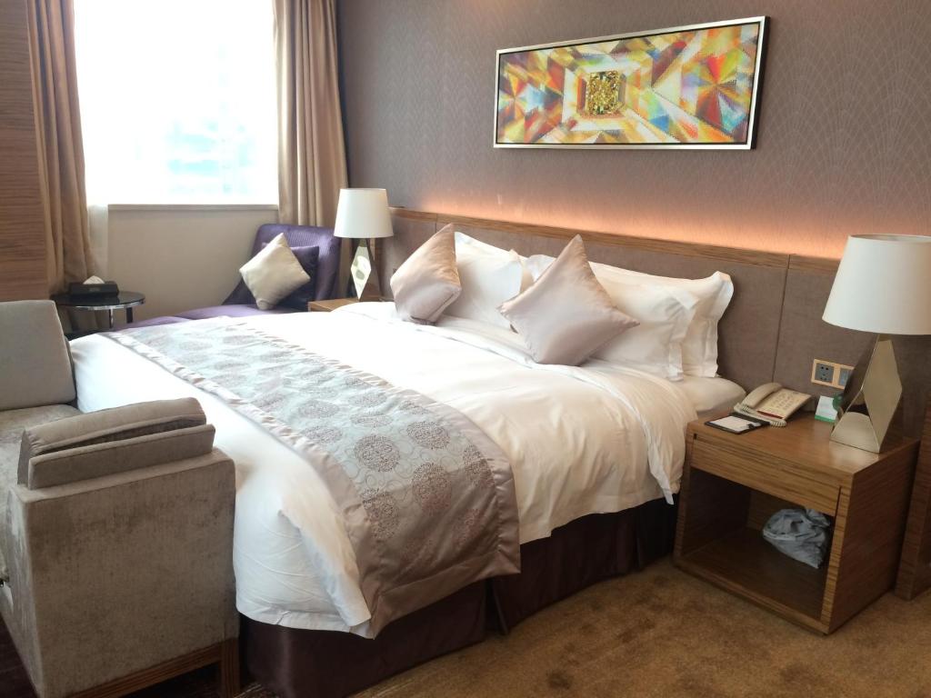 Postel nebo postele na pokoji v ubytování Shenzhen Baoan PLUS Gems Cube Hotel
