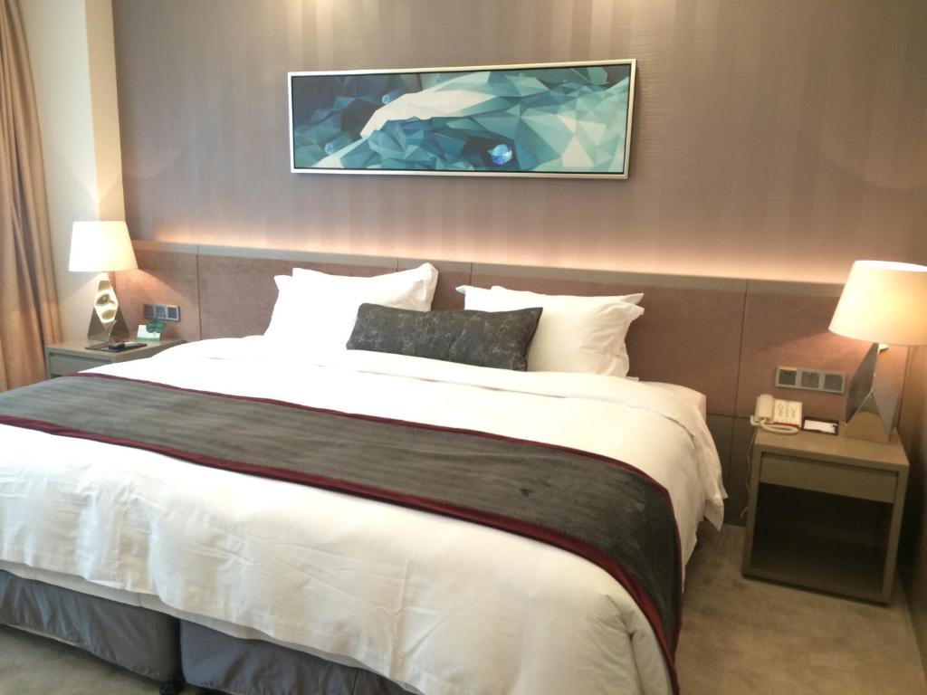 Postel nebo postele na pokoji v ubytování Shenzhen Baoan PLUS Gems Cube Hotel