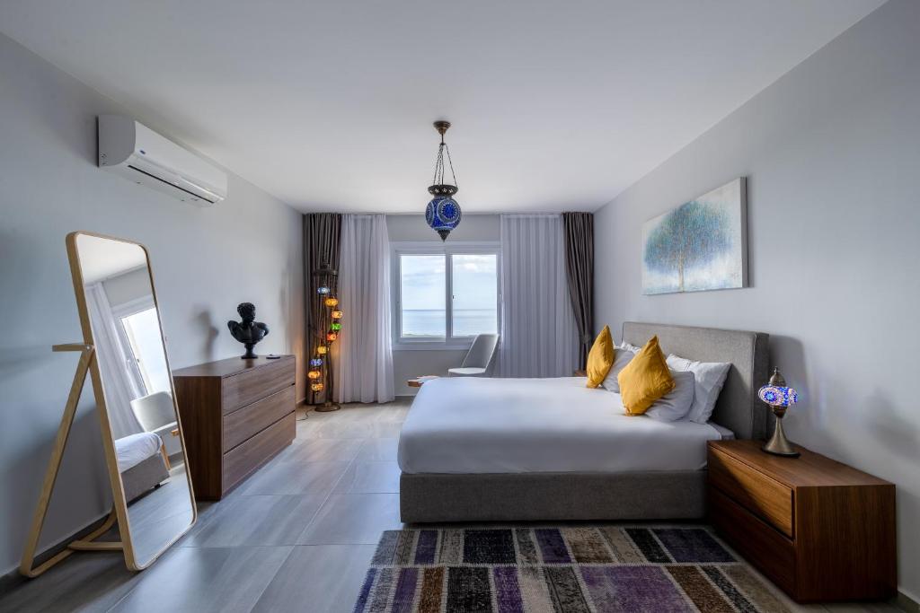 Thalassa Beach Family & Waterpark Resort - 大使三卧室顶层公寓浴缸