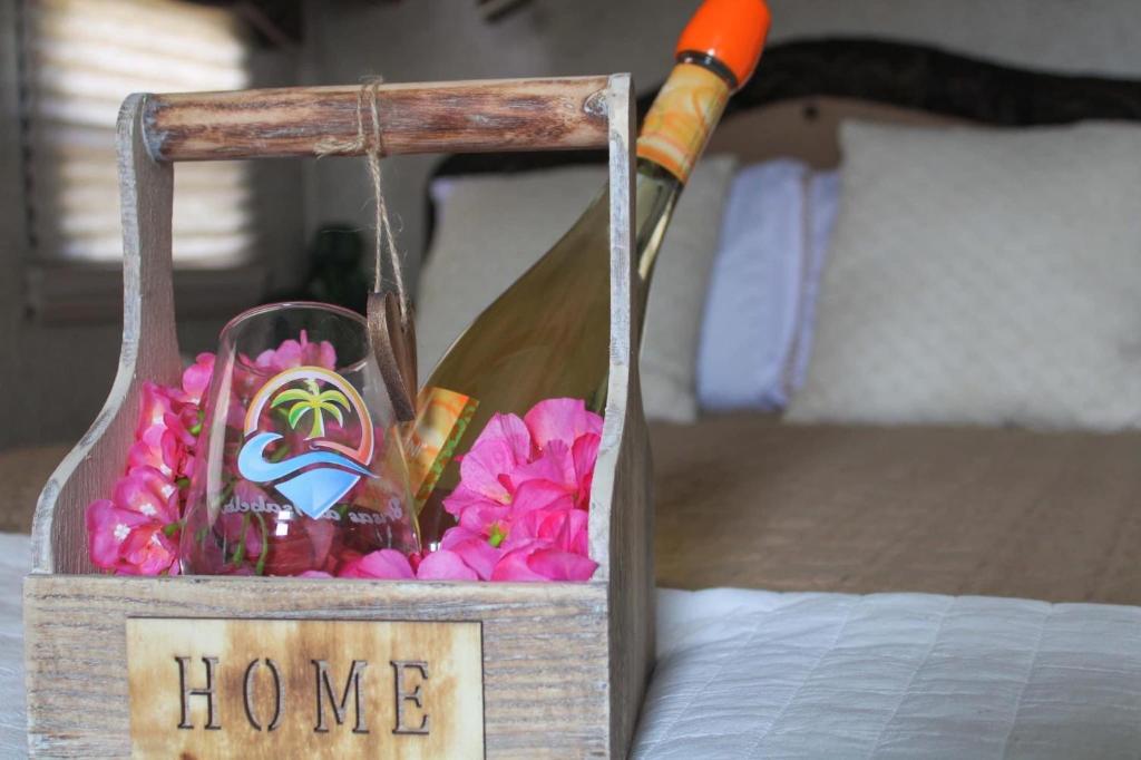 Rúm í herbergi á Brisas de Isabela Cozy Glamper 1A