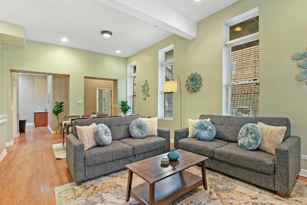 a living room with two couches and a table at Splendid 4BR Apt close to Bars & Restaurants - Damen 1R in Chicago