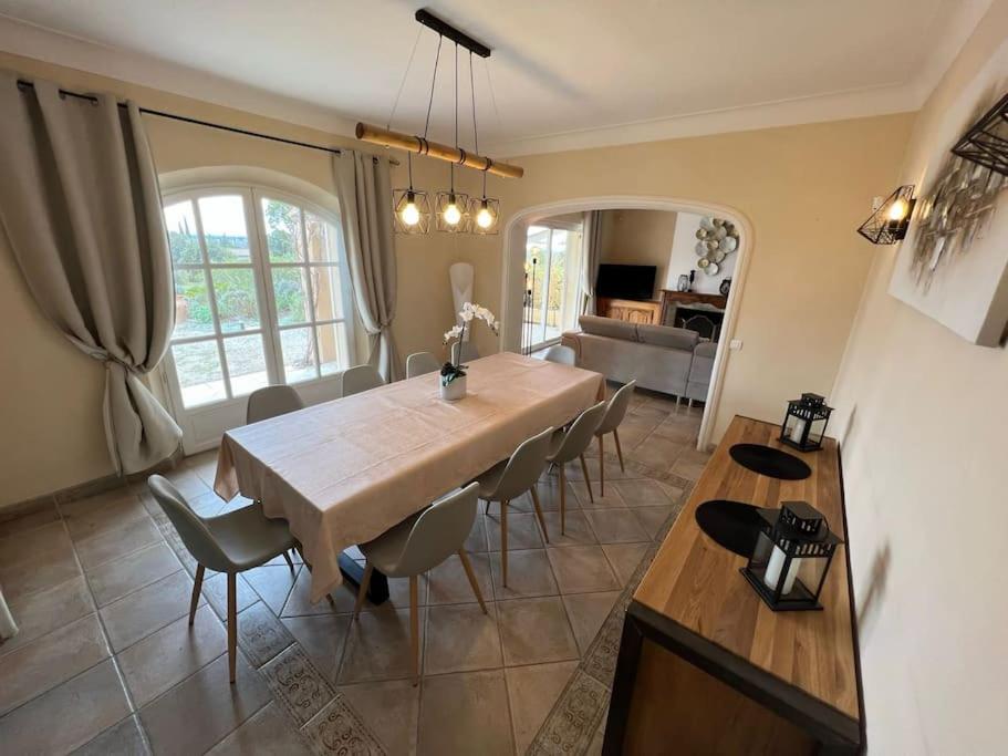 jadalnia i salon ze stołem i krzesłami w obiekcie Grande villa avec piscine et vue panoramique w mieście Saumane-de-Vaucluse