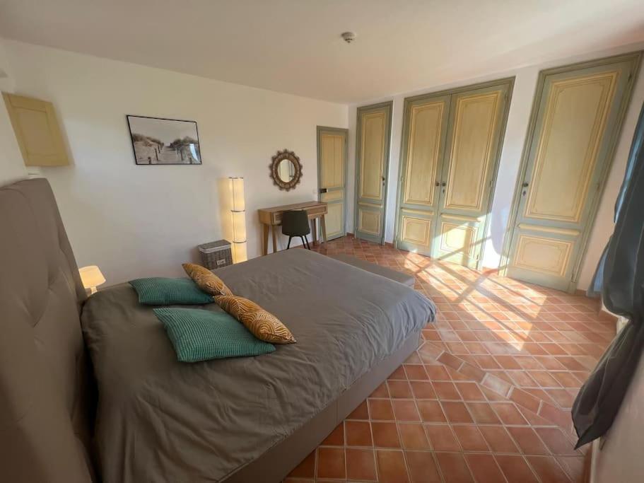 Łóżko lub łóżka w pokoju w obiekcie Grande villa avec piscine et vue panoramique