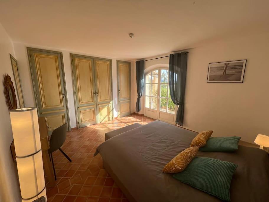 Łóżko lub łóżka w pokoju w obiekcie Grande villa avec piscine et vue panoramique