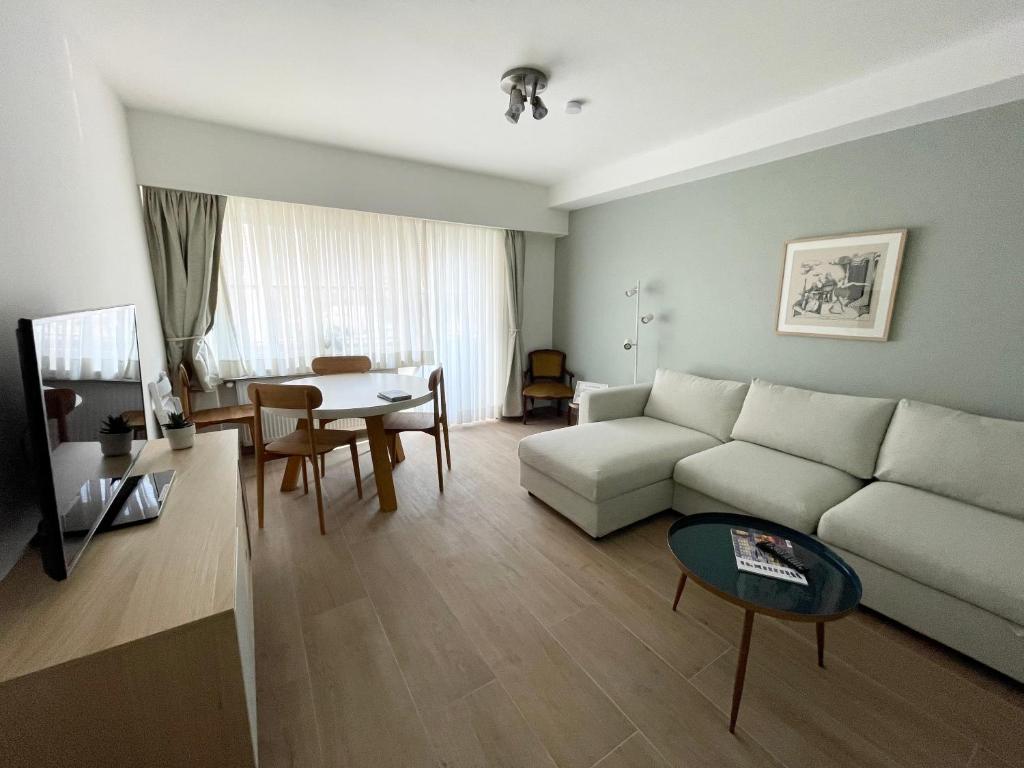 un soggiorno con divano e tavolo di Appartement Luxembourg centre a Lussemburgo